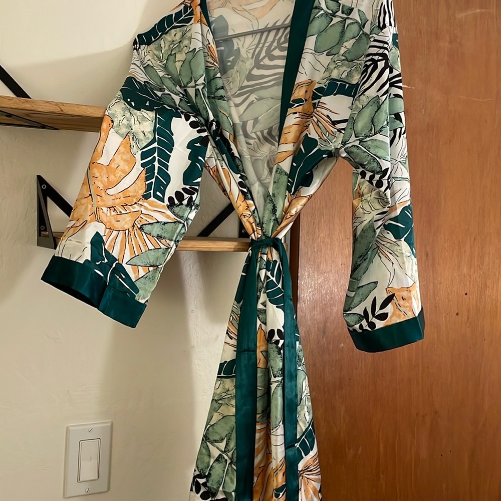 Silky Tropical Leaf Print Kimono Robe